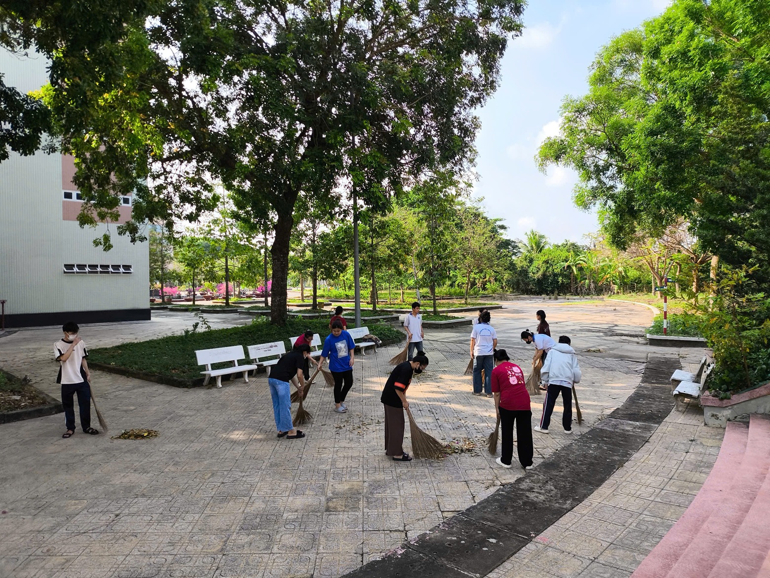 Liên Chi hội Sinh viên Khoa Nông nghiệp và Công nghệ thực phẩm với hoạt động tình nguyện thường xuyên, năm học 2024 - 2025